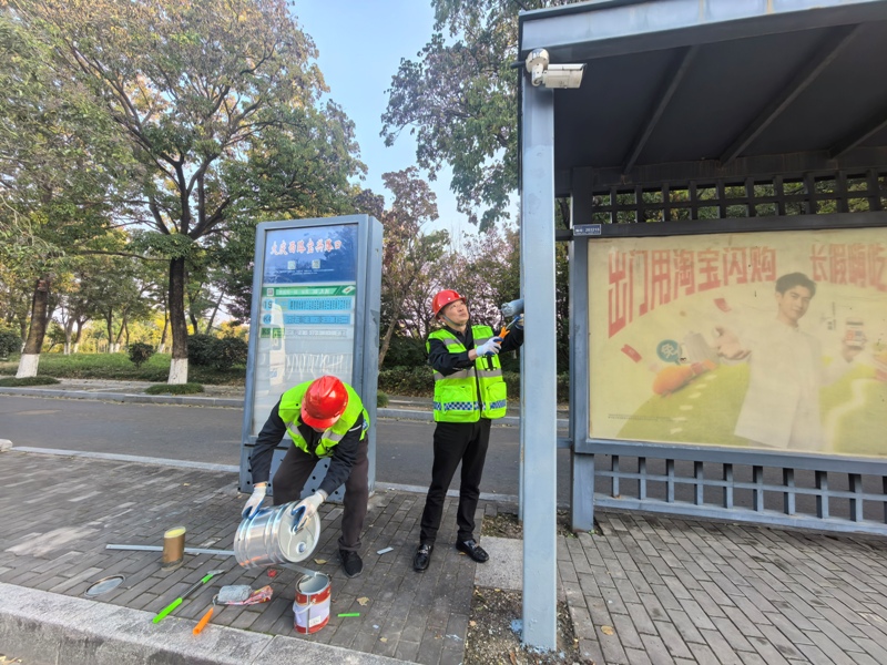 寒潮中的堅(jiān)守:公交維修隊(duì)助力站臺(tái)煥新點(diǎn)亮出行路